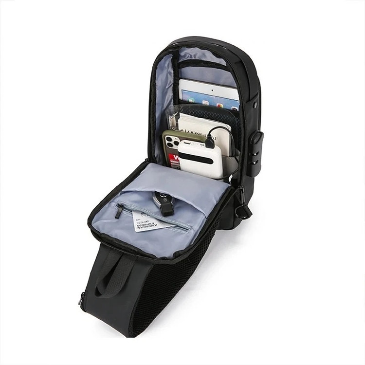 فضای داخلی کیف کراسبادی فشن مردانه – جیبهای مرتب، نگهدارنده کارت و مچبند مخصوص