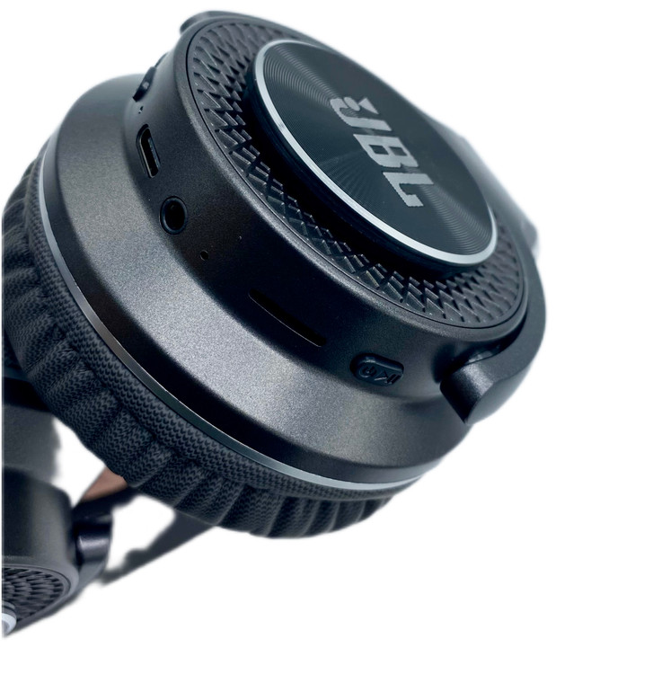 نمای نزدیک از هدفون JBL مدل 7700 با پدهای ابری نرم و طراحی ارگونومیک دور گوشی، مناسب استفاده طولانیمدت