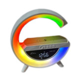 اسپیکر بلوتوثی zqs-1228 با نور خواب روشن روی میز چوبی