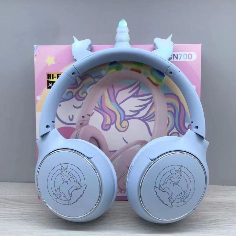 عکس هندزفری کودکانه با قابلیت شارژ سریع، طراحی کیوت مناسب دانشآموزان کلاس اول و دوم تا پنجم دبستان