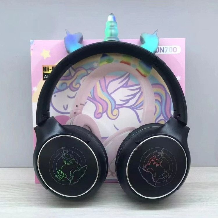 نمای نزدیک از هدست کودکانه فانتزی با گوشهای برجسته رنگینکمانی و بالشتک نرم برای محافظت از گوش کودک