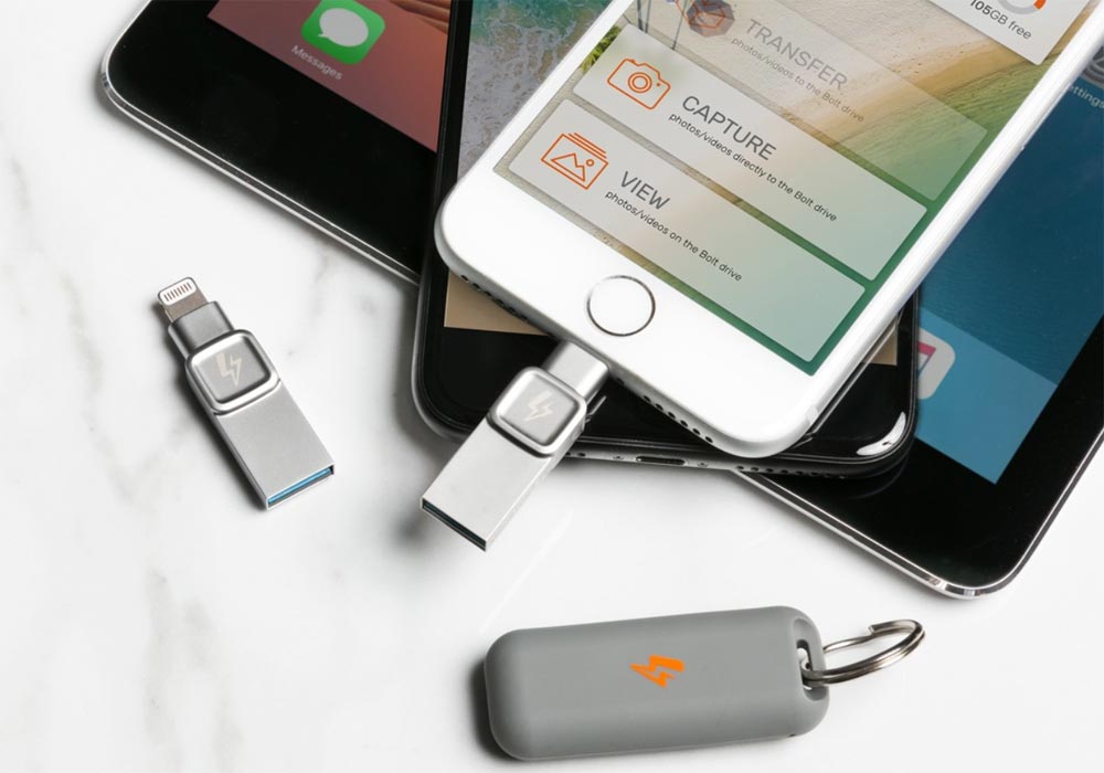 استفاده عملی با اتصال به آیفون و نمای استاندارد فلش در کنار اپلیکیشن اختصاصی