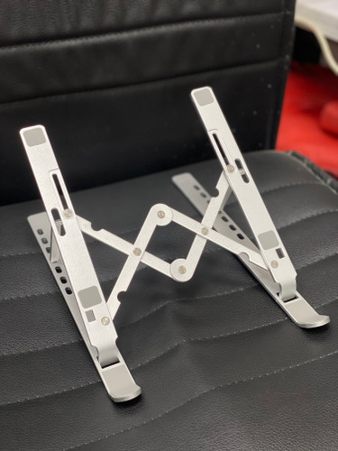 استند فلزی نقرهای قابل تنظیم لپتاپ و تبلت روی میز کار