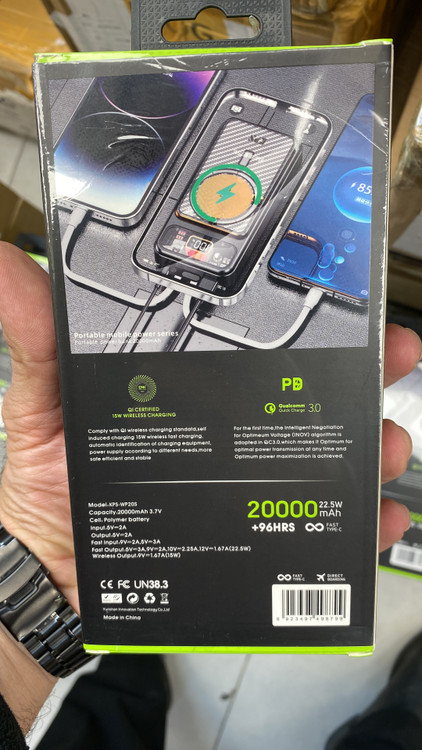 پاوربانک ۲۰۰۰۰ KPG در حال شارژ همزمان گوشی از طریق وایرلس و کابل با گارانتی